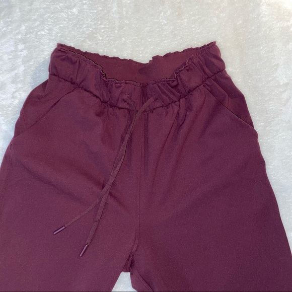 LULULEMON ON THE FLY PANTS - BASICALLY BRAND NEW! - Picture 2 of 3